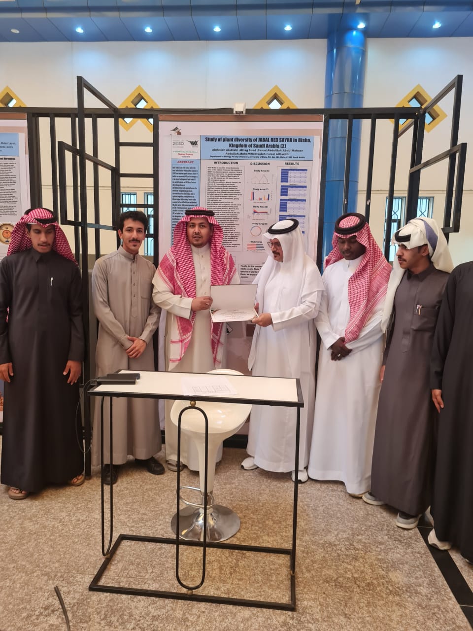 The College of Science holds an exhibition of graduation projects for students of scientific departments